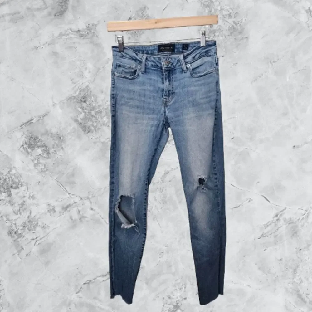 Lucky Brand Lolita Super Skinny Light Wash 6/28 Distressed Raw hem crop